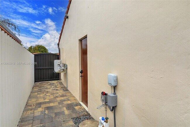 Building Photo - 2368 SW 21st St