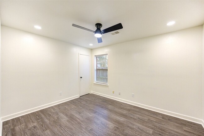 Building Photo - 16830 Scenic Gardens Dr