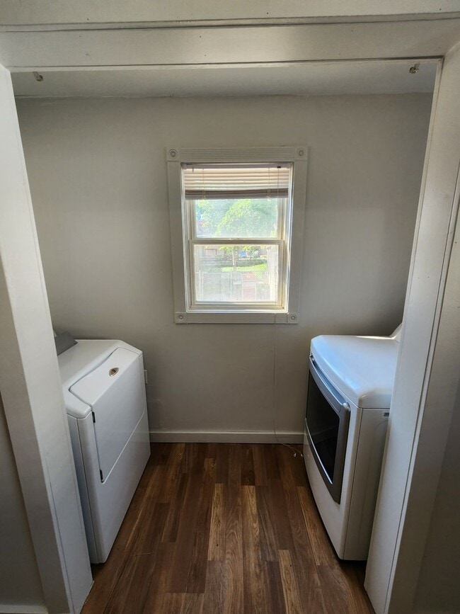 Building Photo - Charming Old-School 4-bedroom Home for Rent!