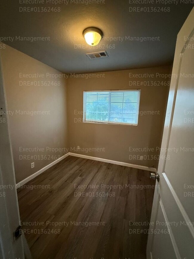 Building Photo - Spacious 3 bedroom, 2.5 bathroom townhome....