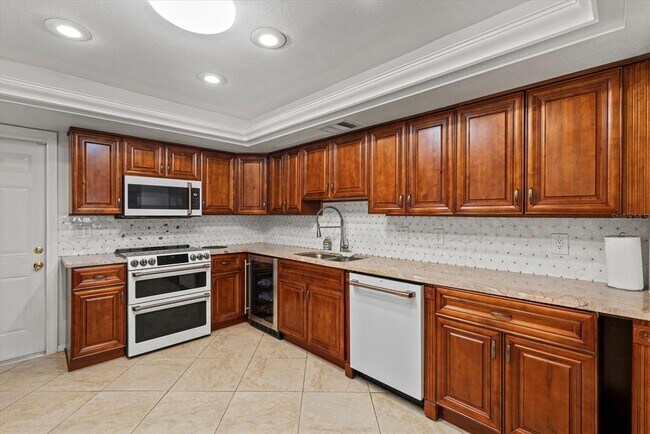 Building Photo - 6916 W Country Club Dr N
