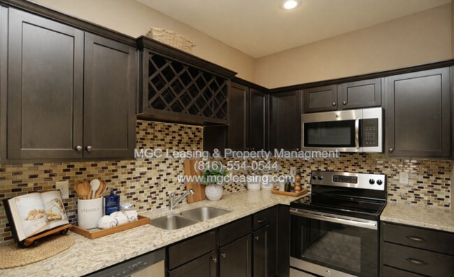 Building Photo - Eagle Creek Townhomes — One month free at Eagle Creek Townhomes - ask leasing for details!