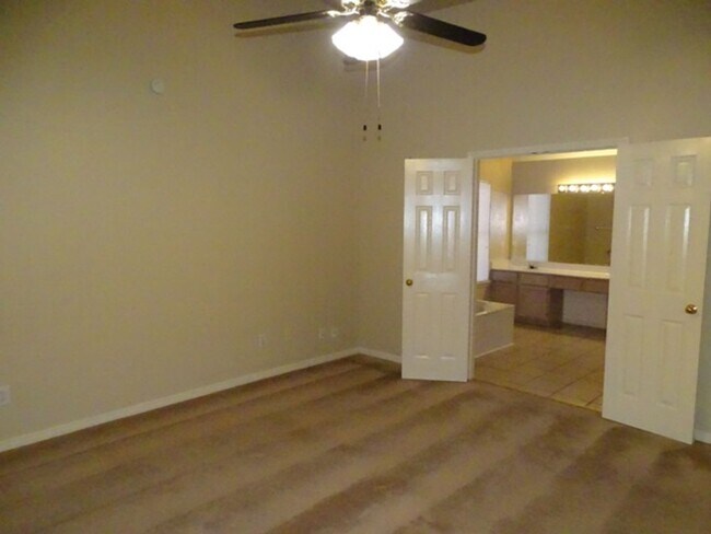 Building Photo - 5907 Deer Lake Dr