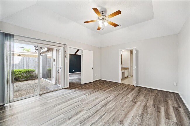 Building Photo - 2825 Camelot Ln