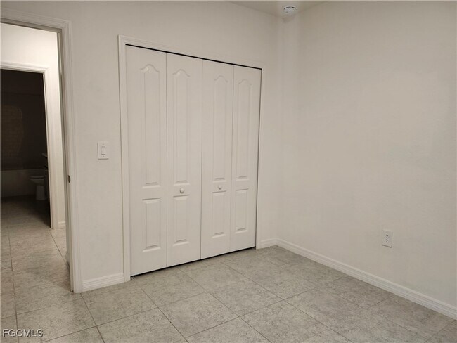 Building Photo - 413 SE 13th Pl