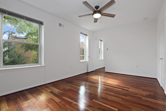 Building Photo - Professionally Managed & Recently Renovated // 2  Bedroom 2  Bathroom Condo // Meridian Hill Park...