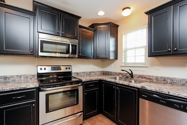 Building Photo - 3167 Pinetree Loop N