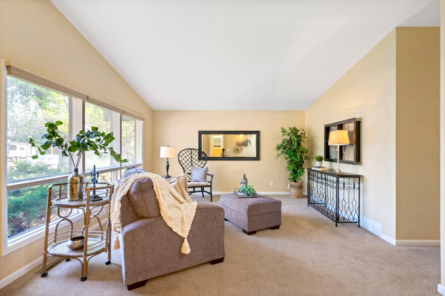 Building Photo - 1204 W 10th St