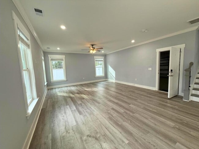 Building Photo - 6810 City View Dr