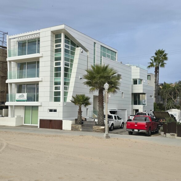 Building Photo - 5111 Ocean Front Walk