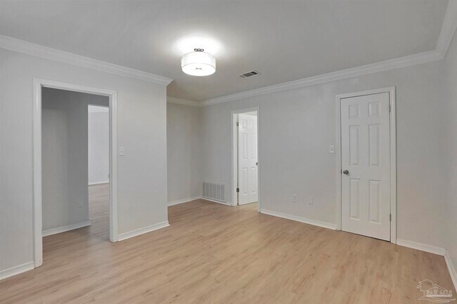 Building Photo - 10601 Silver Creek Dr
