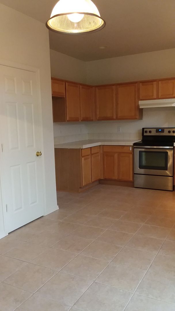 Building Photo - Beautiful Bethel-Danebo Home