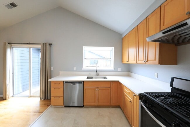 Building Photo - Spacious 3/2 in quiet neighborhood