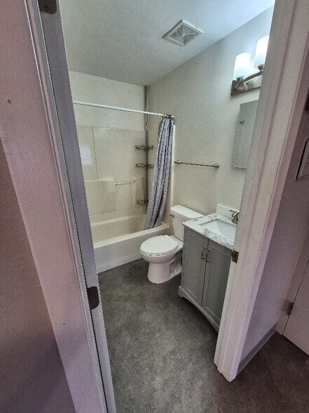 Building Photo - 301 N Riverfront Dr