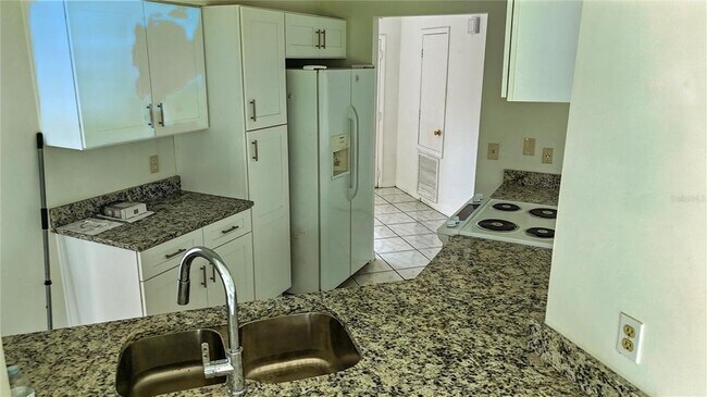 Building Photo - 3346 Mazur Dr