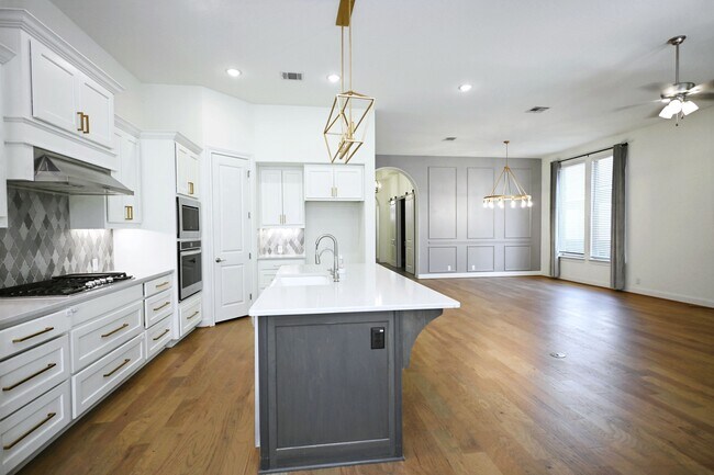 Building Photo - 1438 Oaklawn Dr