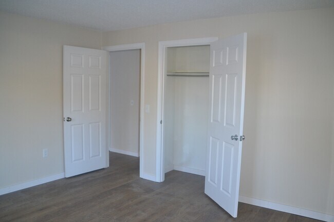 Building Photo - 12 St James Pl