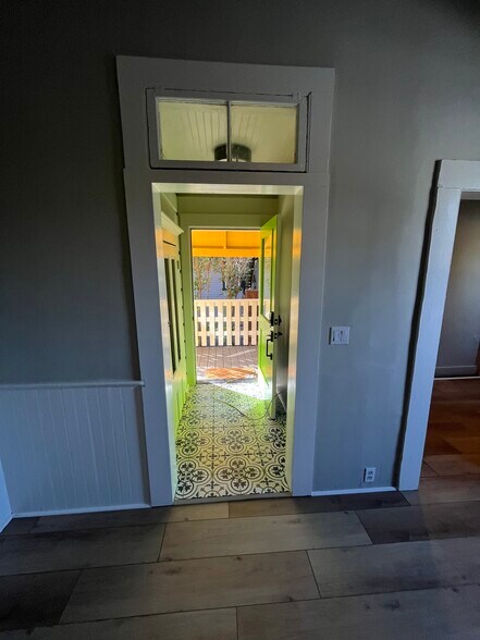 Entry Way - 663 Tupper St