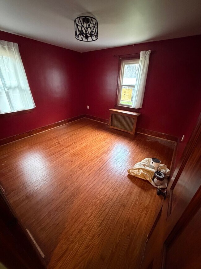 Building Photo - Spacious 4BR in a Quiet, Private Pocket