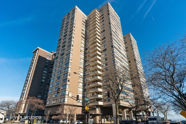 Primary Photo - 6301 N Sheridan Rd