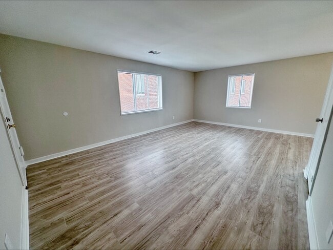 Building Photo - Greenbrier Apartments