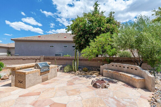 Building Photo - Gated Community!