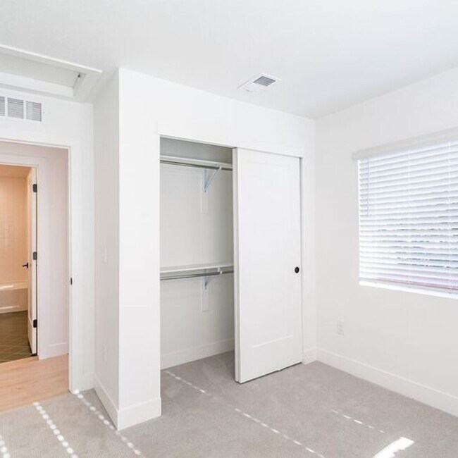 Building Photo - 4bd Rental Duplex! Private Yard, Garage, C...
