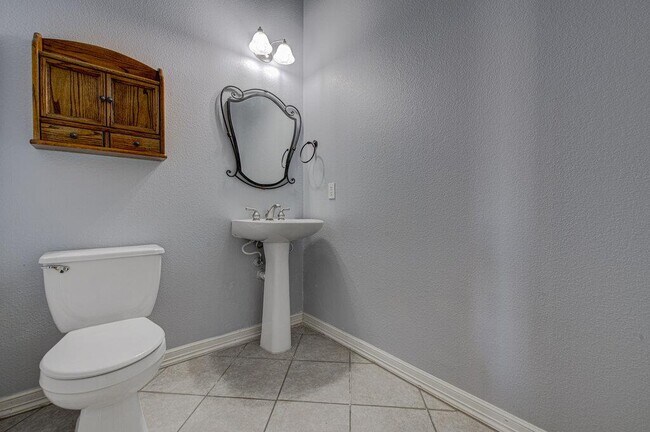 Building Photo - 2785 Lake Forest Dr