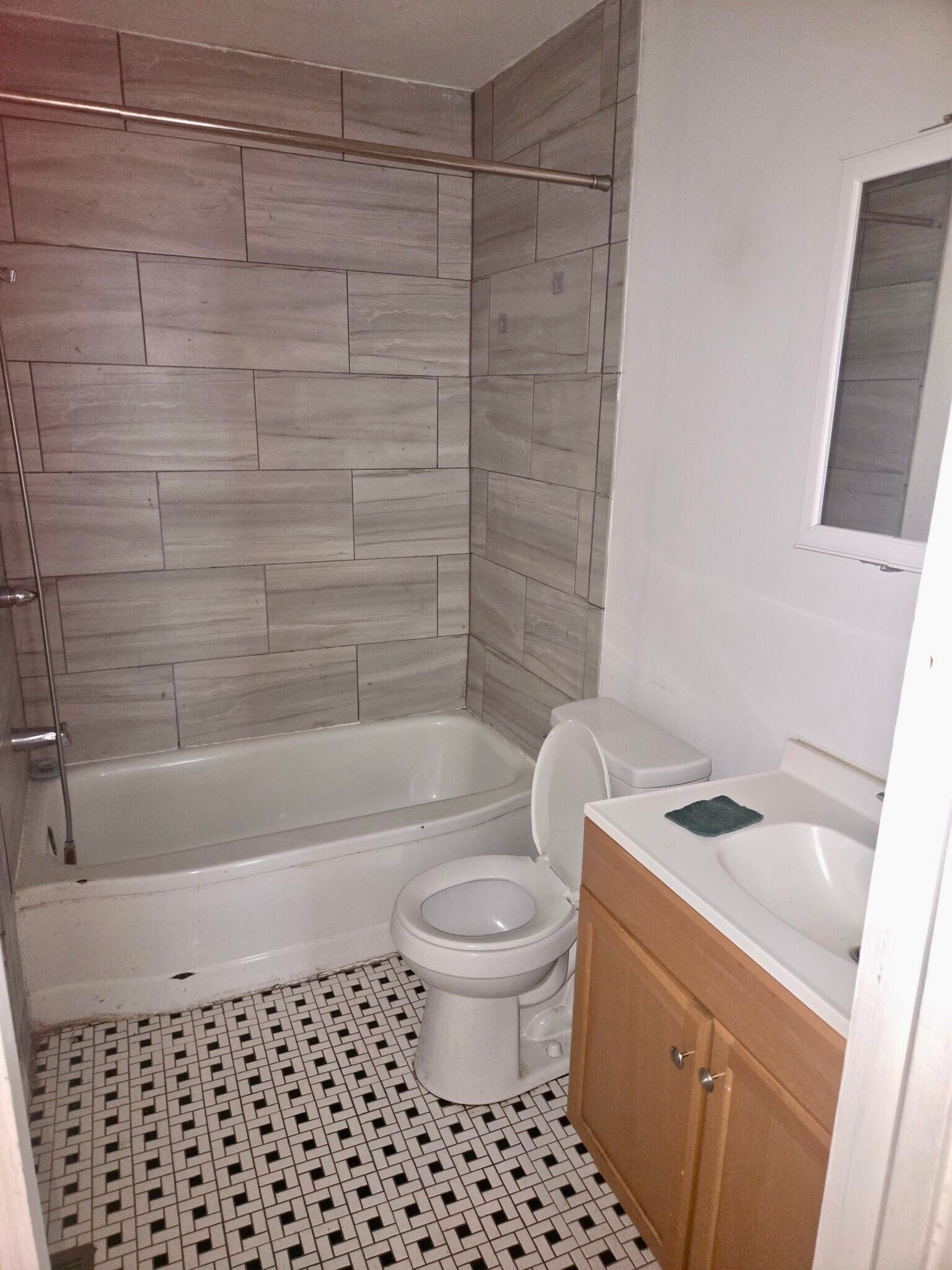 Building Photo - 606 M St