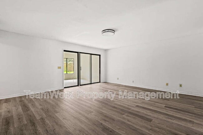 Building Photo - 9 Stallion Ct