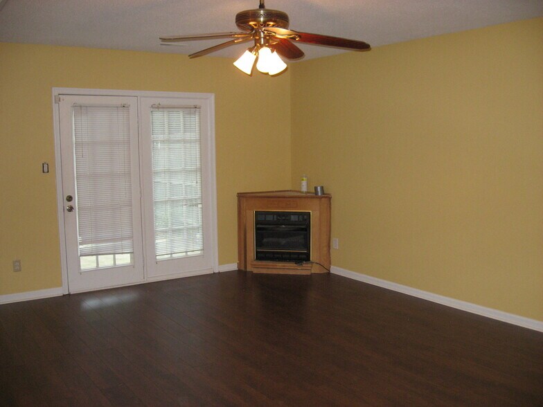 Building Photo - 3605 Pine Knoll Dr