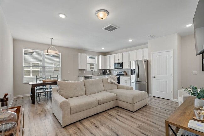 Building Photo - Townhome For Lease