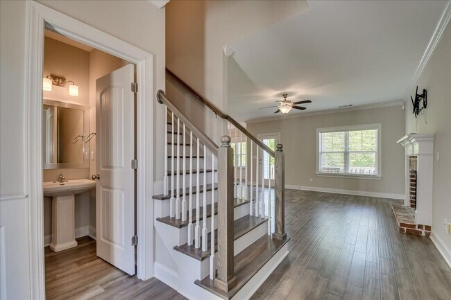 Building Photo - 323 Colonnades Dr