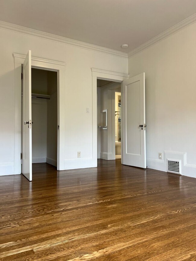 Building Photo - Charming Outer Sunset 2 BDRM WITH SUNROOM Home Just Steps from Ocean Beach!