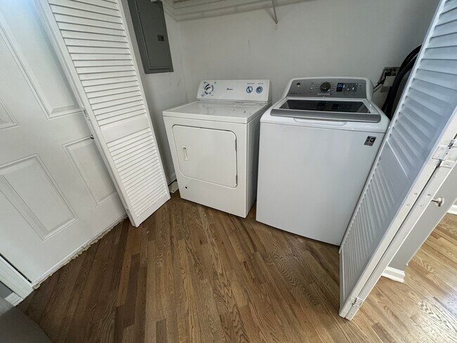 Building Photo - 542 E 48th St