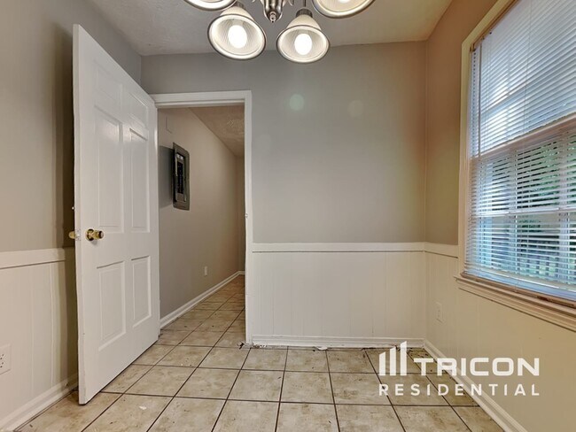 Building Photo - 955 Willow Run