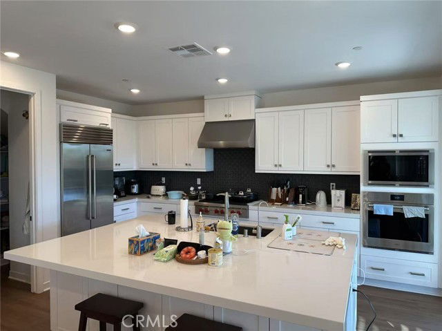 Building Photo - 26078 Meadow Dr