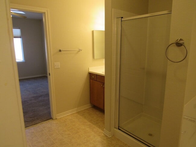 Building Photo - Spacious Condo in Gated Community | Close to light rail.
