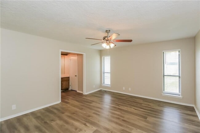 Building Photo - 3920 Green Hills Ct