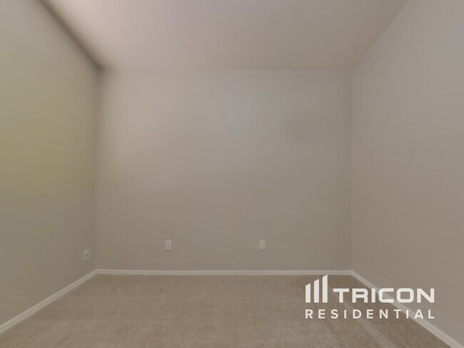 Building Photo - 3921 N 125th Dr