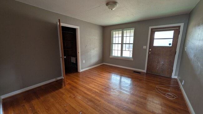 Building Photo - Cute 2BR House with Large Kitchen, Lots of Natural Light