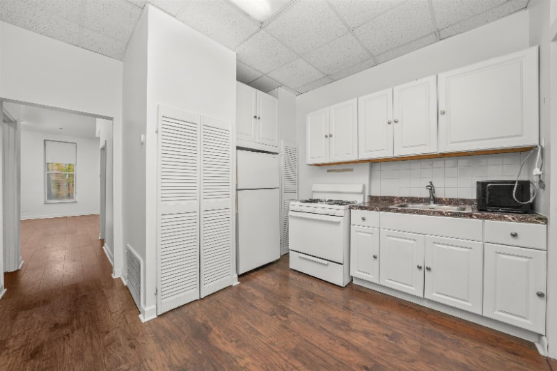 Building Photo - 1946 N Wilmot Ave