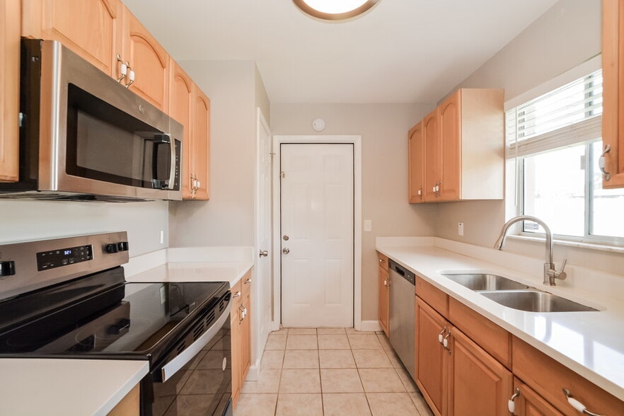 Building Photo - 426 Iowa Woods Cir E