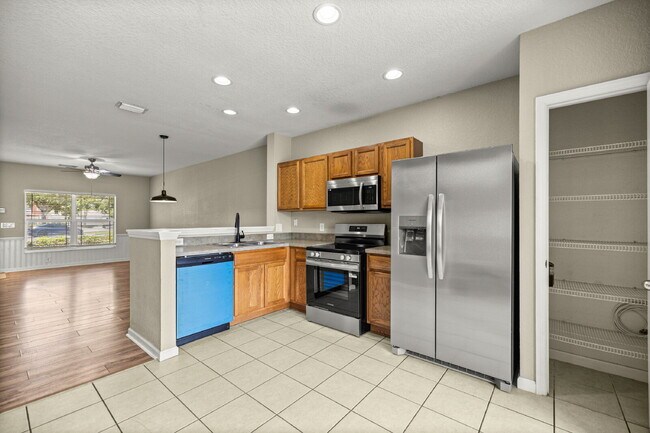 Building Photo - **  MAINTENANCE FREE TOWNHOME **2 BD 2.5 BATH