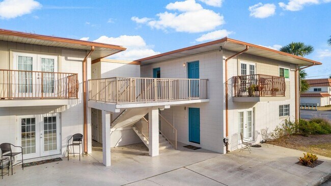 Building Photo - 2100 W Beach Dr