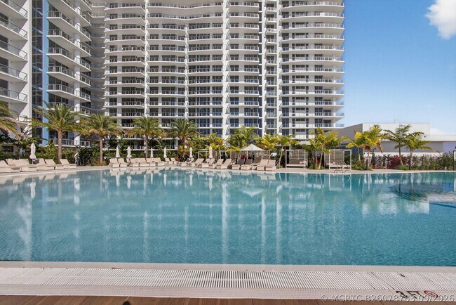 Building Photo - 220 Lake Shore Dr