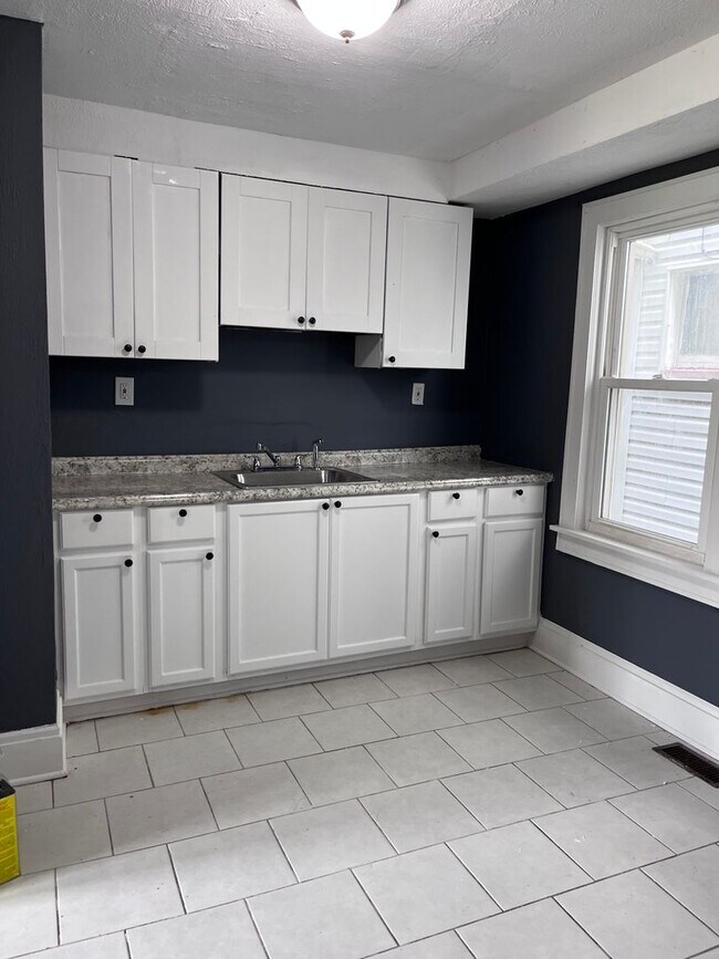 Building Photo - 3-Bedroom Home for Rent in Cleveland – Great Value!