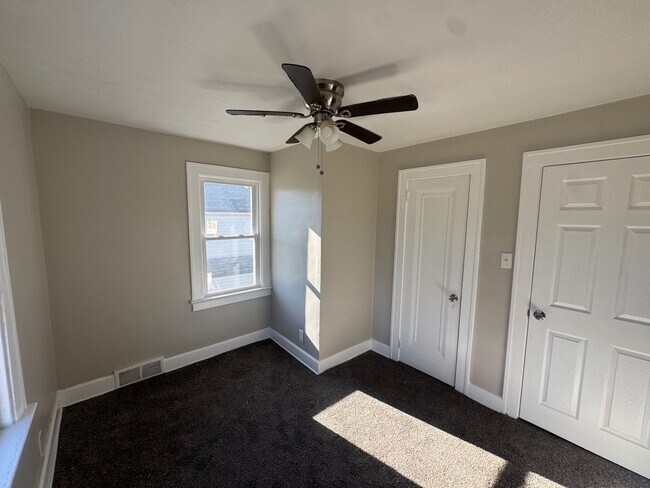 Building Photo - Charming 3-Bedroom Property in Prime Location