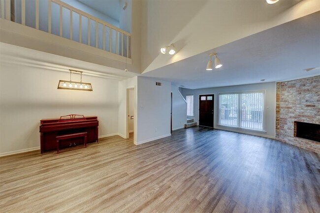 Building Photo - 2452 Country Club Dr