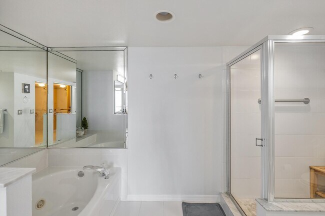 Building Photo - 2880 NE 14th Street Causeway